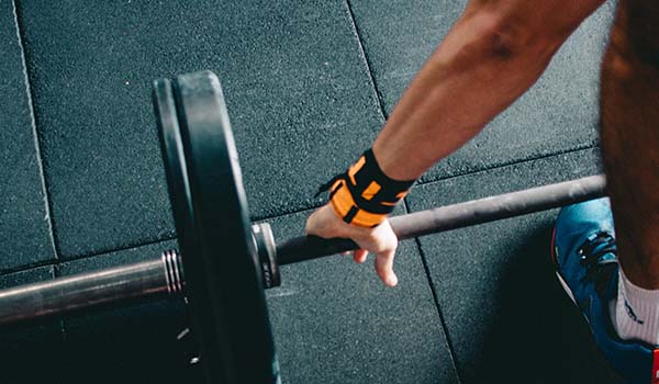 HOW AND WHY YOU SHOULD USE LIFTING STRAPS AND OTHER STRENGTH TRAINING EQUIPMENT